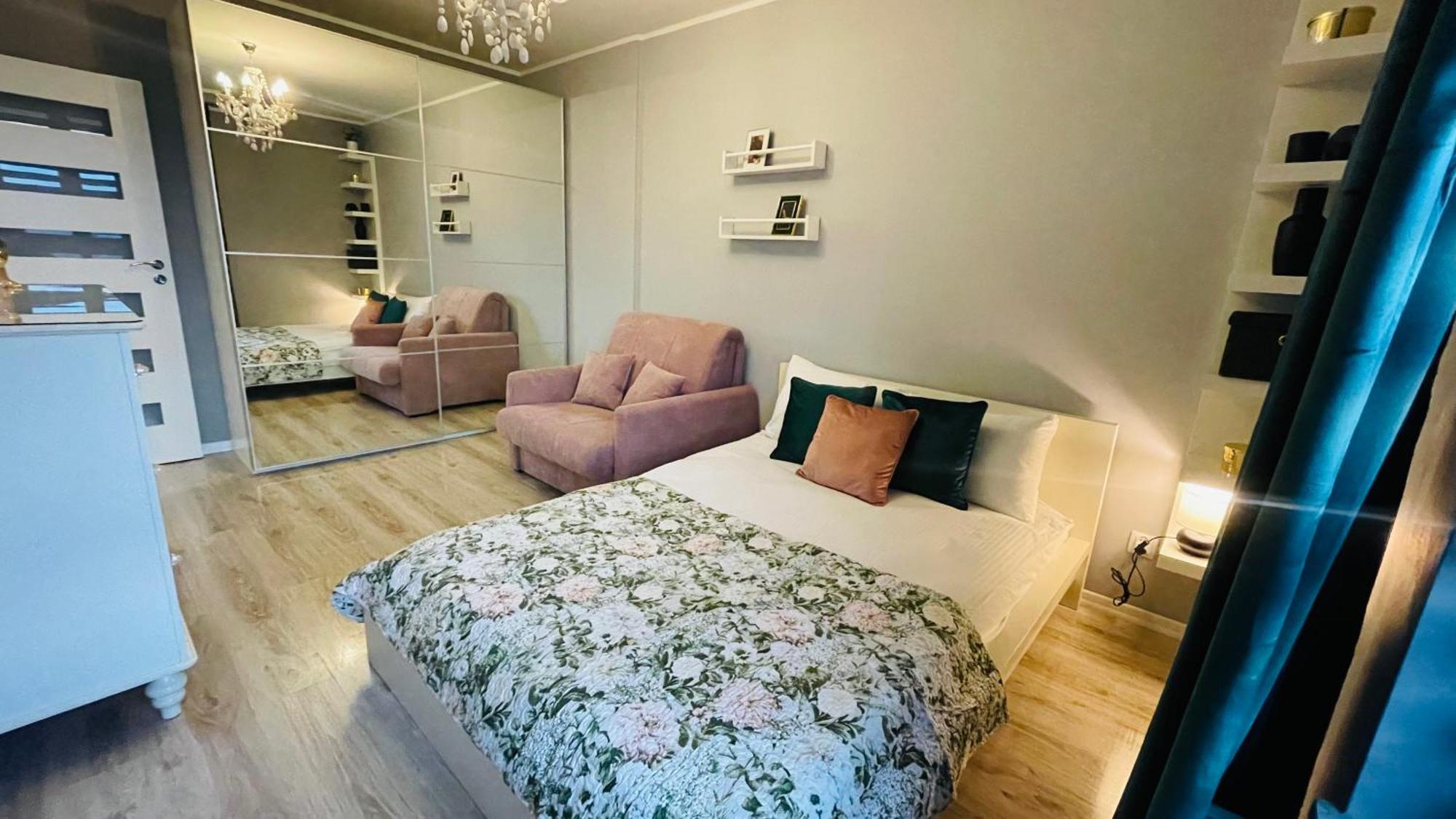 Millennium La Tour Apartment Warsawa Bagian luar foto